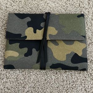 Stella & Dot Camo clutch / never been used
